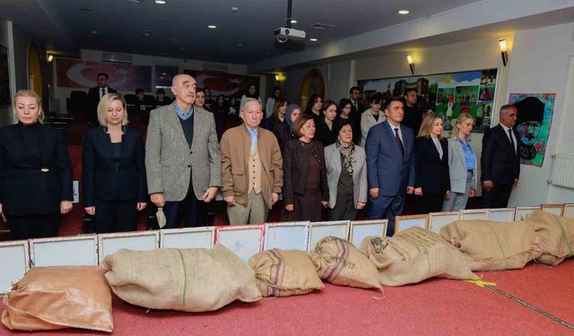 Minik GKV Öğrencilerinin 'Vatan ve Analar' Gösterisi İzleyenleri Duygulandırdı