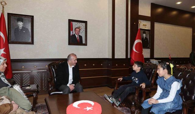 Minik Öğrenciler Bayrak Nöbetinde Vali Hatipoğlu'nu Ziyaret Etti