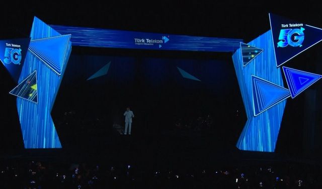 Müslüm Gürses'in hologramı, 5G teknolojisiyle sanatçılarla birlikte sahne aldı