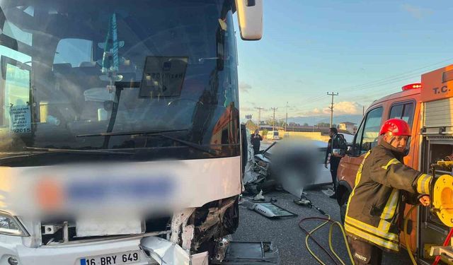 Nazilli'de yolcu otobüsüyle çarpışan aracın sürücüsü yaşamını yitirdi