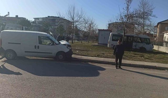Öğrenci minibüsü ile ticari araç çarpıştı: İki yaralı