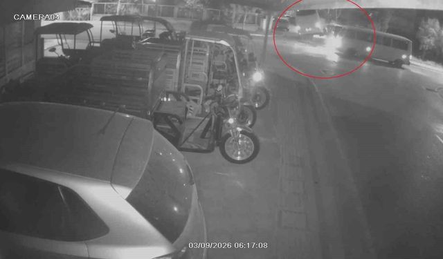 Otel Servisi Kaza Yaptı, Park Halindeki Araçların Üzerine Devrildi