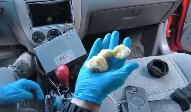 Oto teybinin arkasında gizli uyuşturucu bulundu