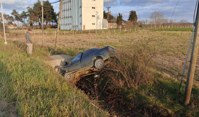 Otomobil su kanalı içine düştü, sürücü yaralandı