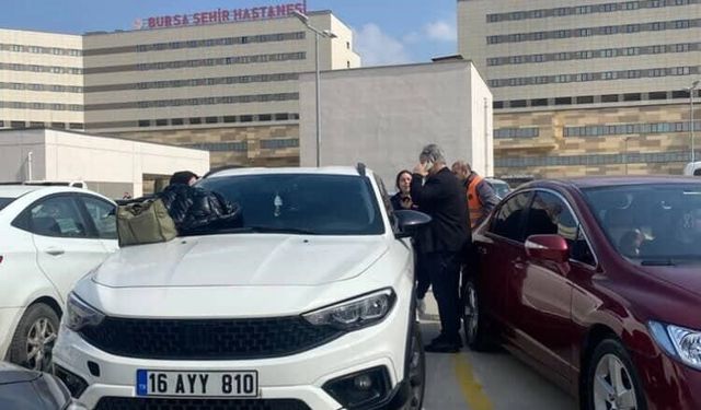 Otoparkta korku dolu anlar: Araçta mahsur kalan çocuk camdan kurtarıldı