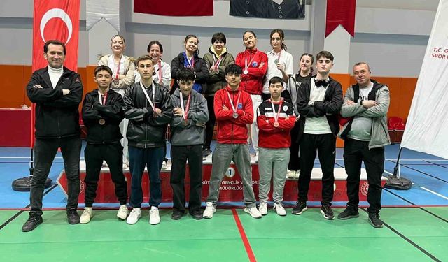 Pazarlar Spor Lisesi Atletizmde 15 Madalya Kazandı