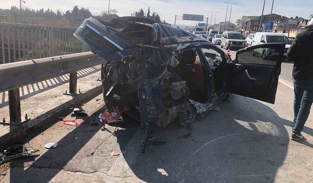 Refüje çarpan otomobil karşı şeride geçerek su tankerine çarptı: Sürücü ağır yaralı