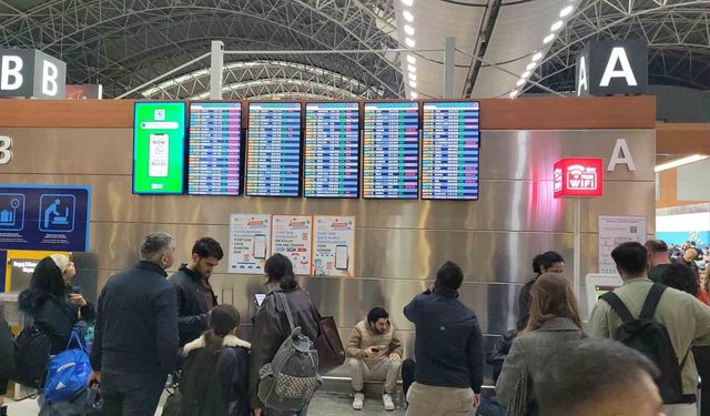 Sabiha Gökçen Havalimanı'nda kötü hava koşulları sebebiyle 127 sefer iptal oldu, yolcular terminalde mahsur kaldı