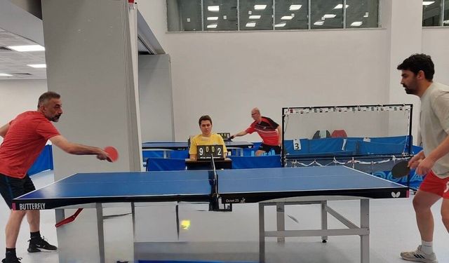 Sağlık Çalışanları Masa Tenisi Turnuvasında Bir Araya Geldi