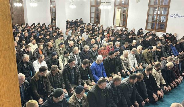 Sakarya'da Kadir Gecesi'nde insanlar camilere akın etti