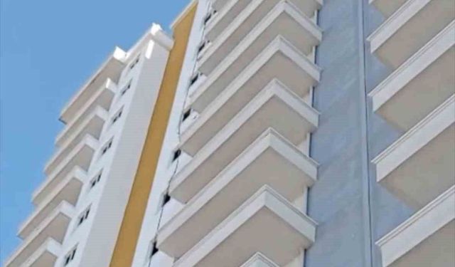 Samsun'da 20 katlı binaya tırmanan genç, polis tarafından ikna edildi