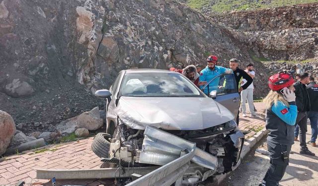 Şanlıurfa'da otomobil bariyerlere çarptı: 3 kişi yaralandı