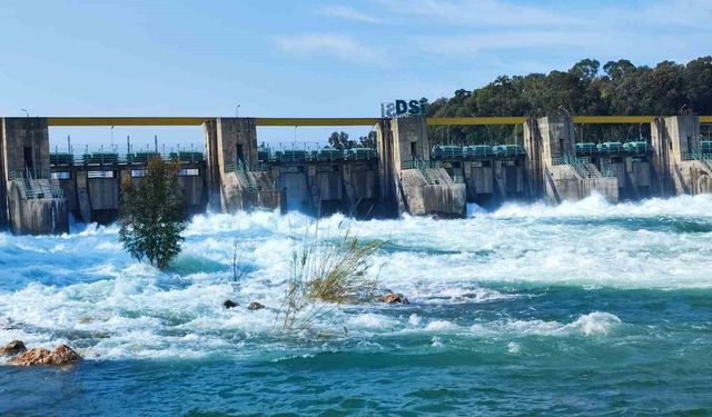 Seyhan Barajı'nda Su Kapakları Açıldı: Seyhan Nehri'nde Görsel Şölen