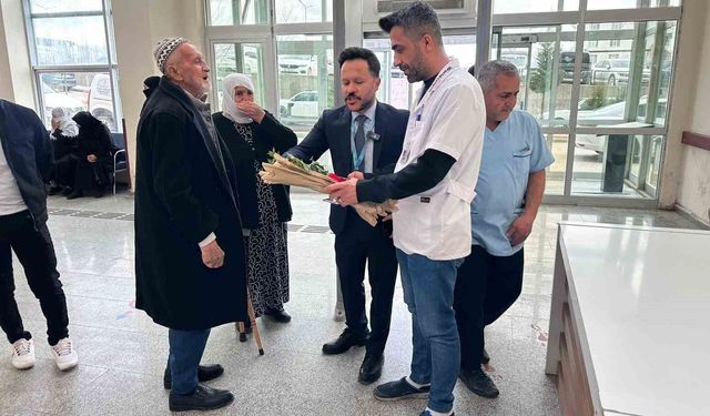 Silvan'da Yaşlılar Haftası'nda hastaneye gelen yaşlılar desteklendi