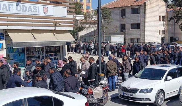 Standart Dışı Plaka İçin Kuyruklar Uzadı