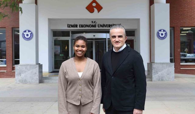 Suda ve Sınıfta Başarıyı Yakalayan Genç Yüzücü