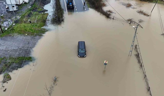 Suyun İçinde Mahsur Kalan Sürücü Araçtan Ayrılmadı, Kurtarma Anları Kaydedildi