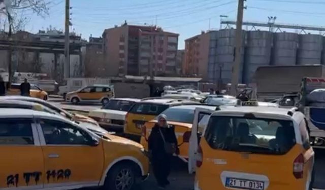 Taksicilerin Zam Sonrası Tarifelerini Güncelleme Kuyruğu