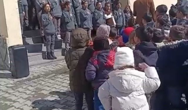 Taşlıçay'da Ramazan Programında Küçük Kızın İlahideki Eşliği Gülümsemelere Neden Oldu