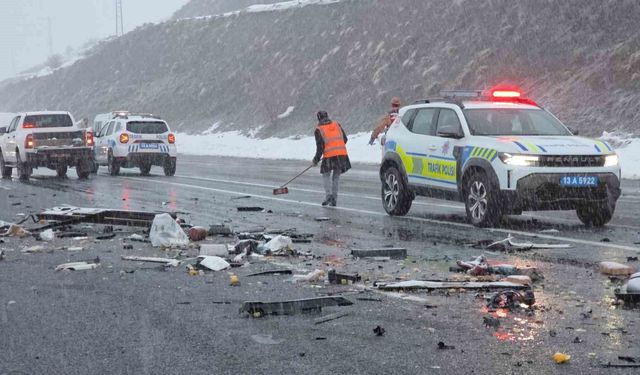 Tatvan'da meydana gelen korkunç kazada bir çift yaşamını yitirdi