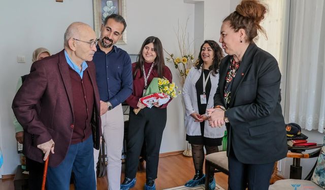 Tepecik Eğitim ve Araştırma Hastanesi'nden Kıbrıs Gazisi'ne Anlamlı Ziyaret