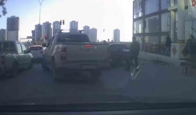 Trafikte tartıştıkları sürücünün aracına saldırdılar