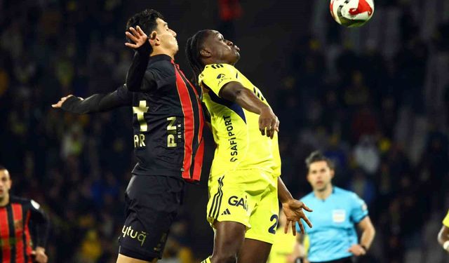 Trendyol Süper Lig: Fatih Karagümrük 1 - Fenerbahçe 0 (Maç sürüyor)