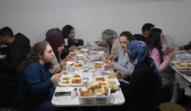Üniversite öğrencileri köydeki iftar sofrasında buluştu