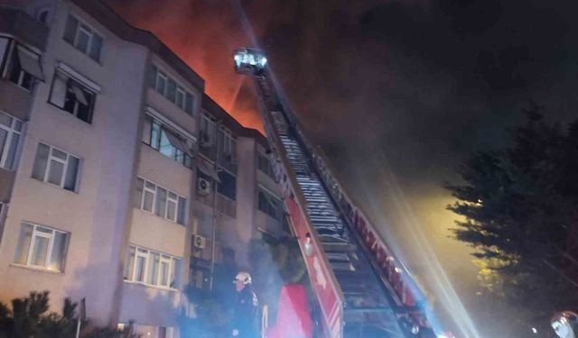 Üsküdar'da bir sitedeki binanın çatısında çıkan yangın endişe yarattı
