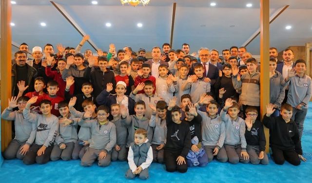 Vali Eldivan, hafız adaylarıyla birlikte iftar yaptı