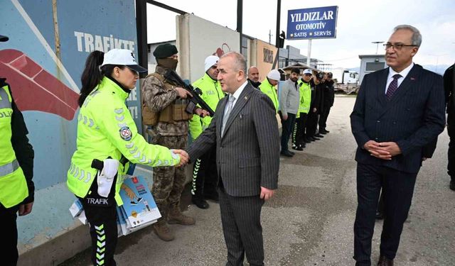 Vali Hatipoğlu, güvenlik personeli ve vatandaşlarla bayram coşkusunu paylaştı