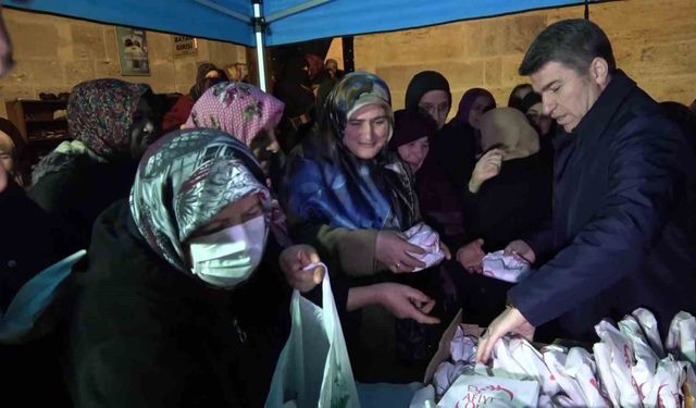 Vali Önder Bakan, vatandaşlara cami bahçesinde ve kütüphanede simit ile ayran ikram etti