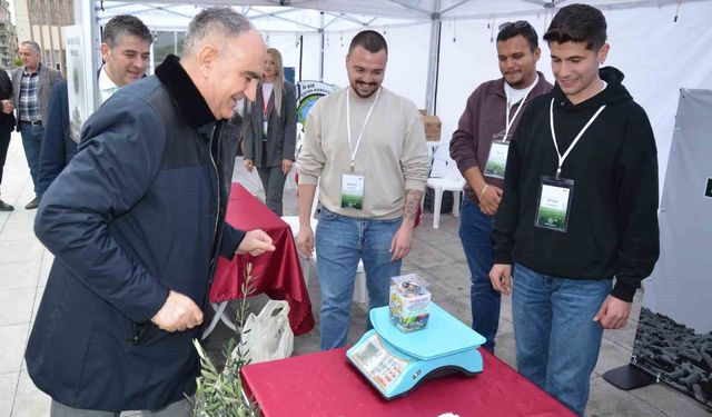 Vali Özkan, atık pil teslim ederek zeytin fidanı aldı