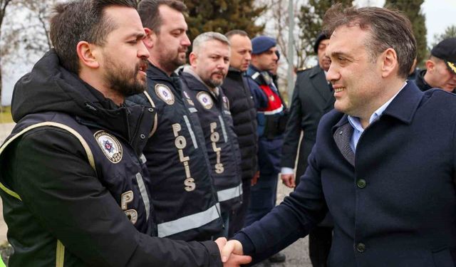 Vali Sözer, denetim alanında güvenlik güçleriyle bayramlaşma gerçekleştirdi