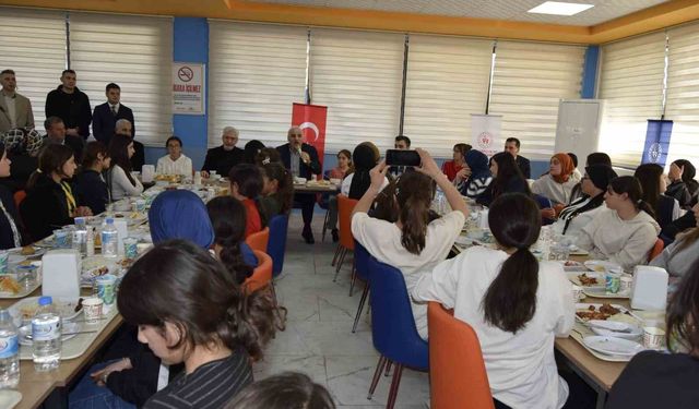 Vali Zorluoğlu, Dicle'de gençlerle bir araya geldi