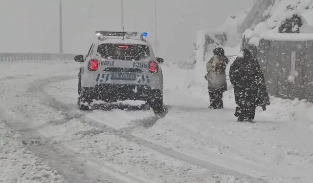 Yoğun Kar Yağışıyla Mahsur Kalan Aileye Emniyet Müdahale Etti