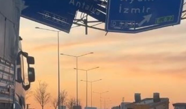 Yönlendirme tabelasına çarpan tırın dorse kısmı yola düştü