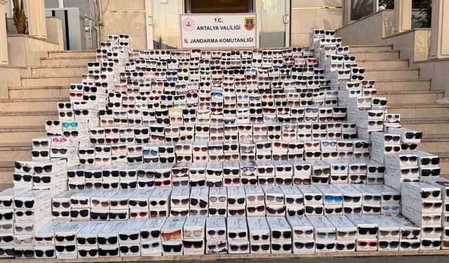 Alanya'da 20 bin kaçak gözlük operasyonuyla ele geçirildi