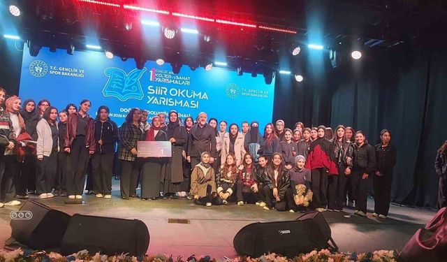 Aleyna Kurtbaş, şiir yarışmasında bölge birincisi olarak dikkat çekti
