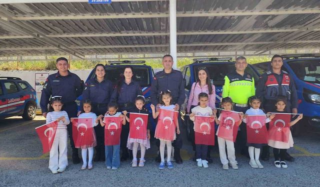 Aliağa'da minik öğrenciler Jandarmayı keşfetti