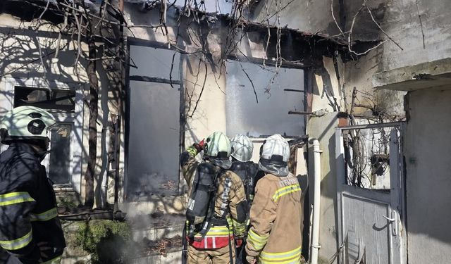 Antakya'da terkedilmiş bina alevlere teslim oldu