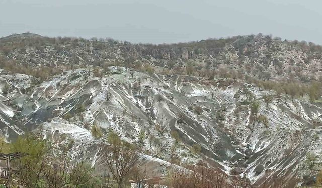 Arıcak'ta dolu ve sağanak yağış etkili oldu