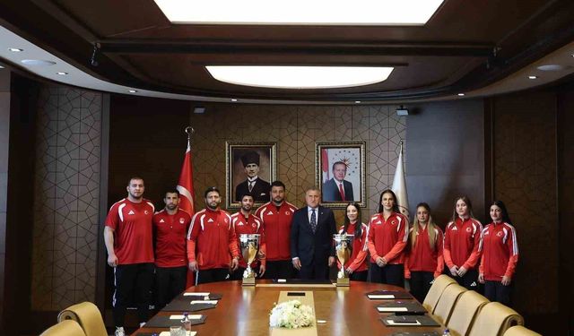 Bakan Bak, Avrupa şampiyonu güreşçileri kabul etti