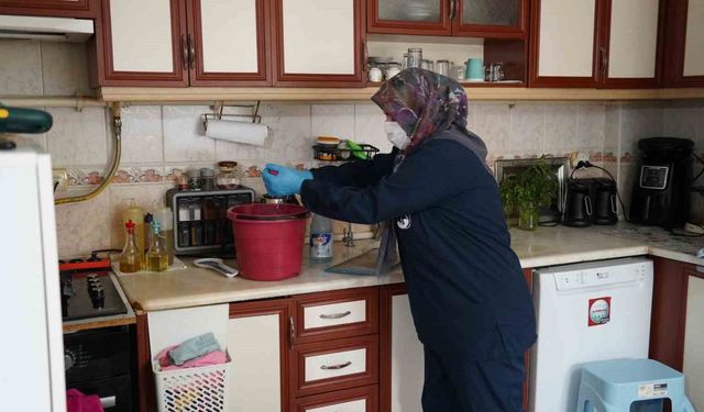 Başkan Balaban'ın destekleriyle yaşlı kadının evi temizlendi