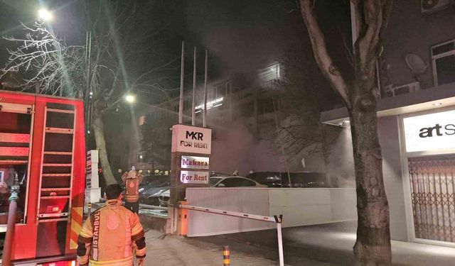 Beşiktaş'ta Araç Kiralama Şirketinde Yangın: 15 Araç Alevlere Teslim Oldu