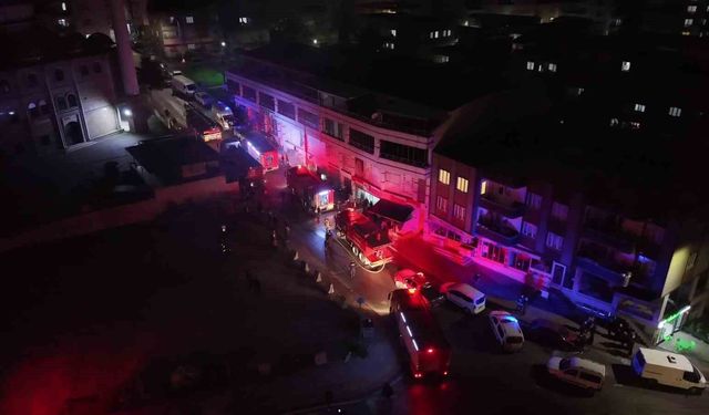 Bursa'da Depoda Yangın, İtfaiye Ekipleri Hızla Müdahale Etti