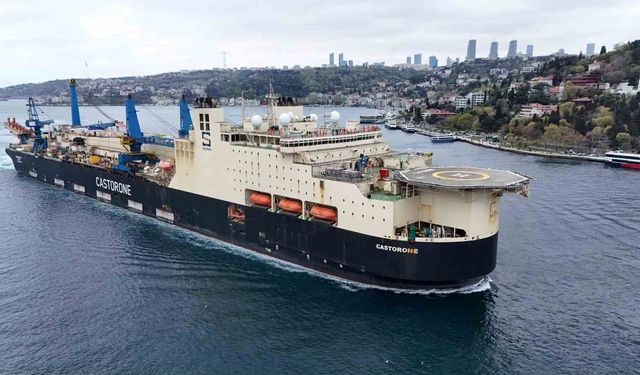 Castorone dev gemisi İstanbul Boğazı'ndan geçti