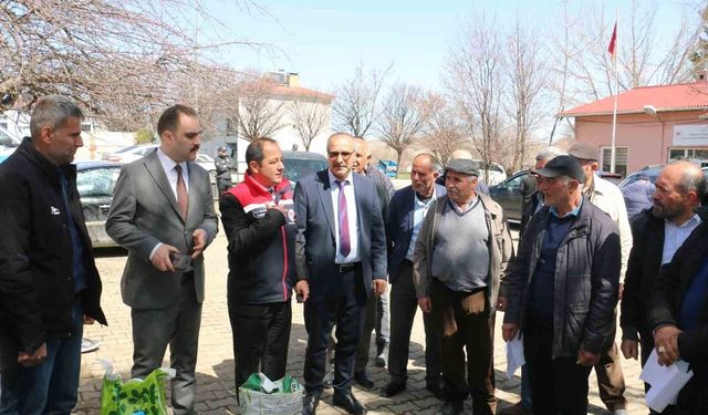 Çayırlı'da 133 çiftçiye 10 ton yonca tohumu verildi