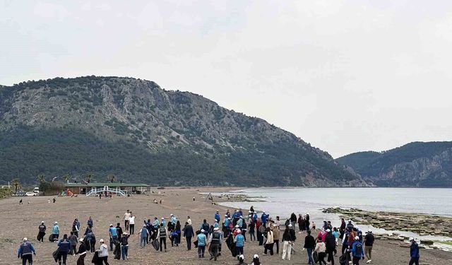 Dalaman'da kayalık sahilde temizlik etkinliği gerçekleştirildi