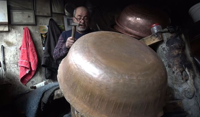 Dövme bakır kazanlar geleneksel yöntemlerle hazırlanıyor